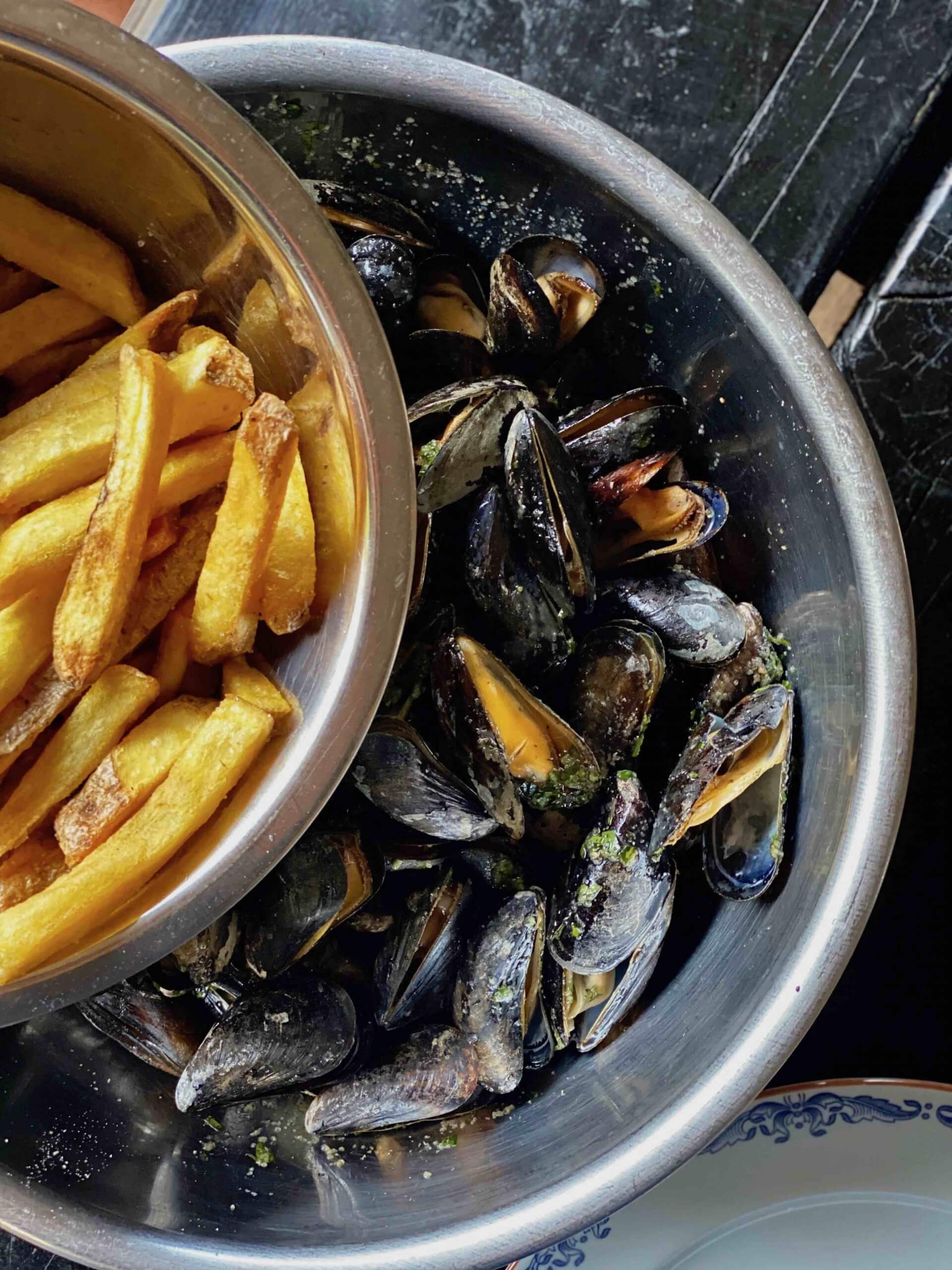 Julius Jaspers | Moules frites, ofwel mosselen van de grill, met frietjes.